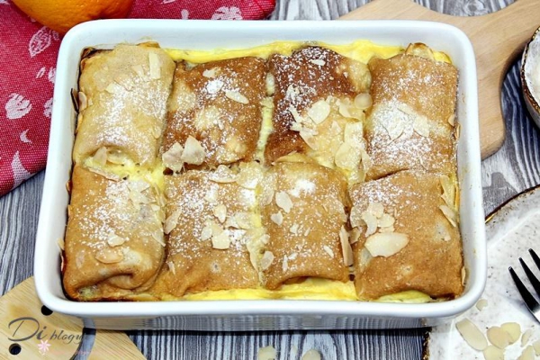 Naleśniki zapiekane z białym serem i sosem budyniowym