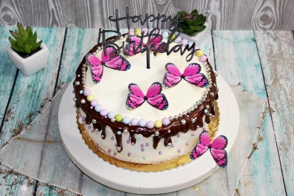 Prosty tort Drip Cake z motylkami