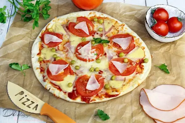 Pizza zero waste z szynką, pomidorami i zielonym groszkiem