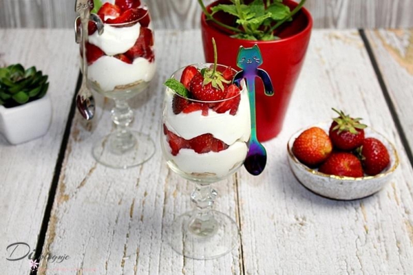 Szybki deser z truskawek i serka mascarpone
