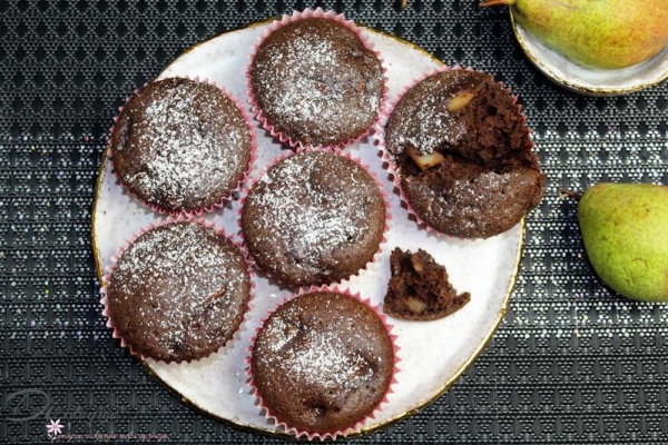 Czekoladowe muffiny z gruszką i cynamonem