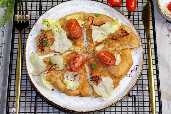 Omlet z płatkami owsianymi i żółtym serem