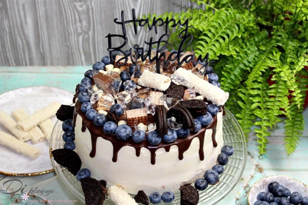 Tort urodzinowy Drip Cake z borówkami dla mojego męża