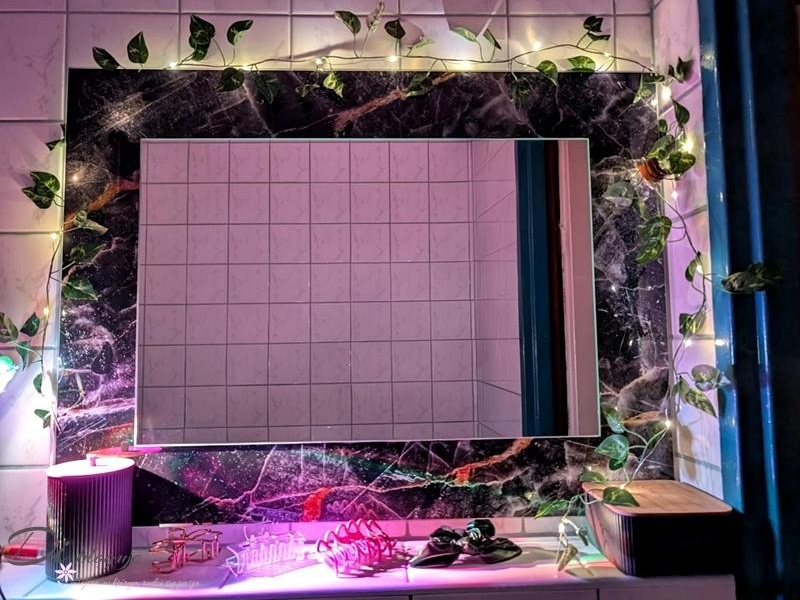 Lustro ze szklaną ramą z motywem czarnego marmuru – recenzja