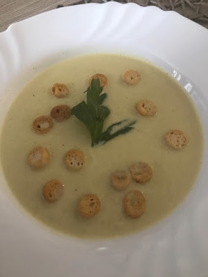 Kremowa zupa serowa z grzankami