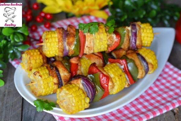 Drobiowe szaszłyki z kolorową papryką i kolbami kukurydzy