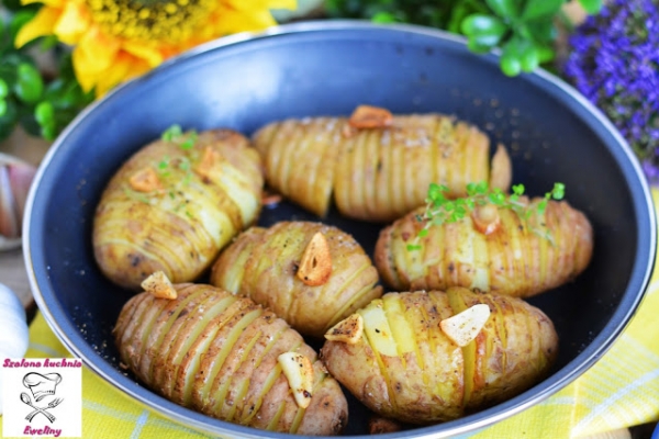 Ziołowo-maślane pieczone ziemniaki