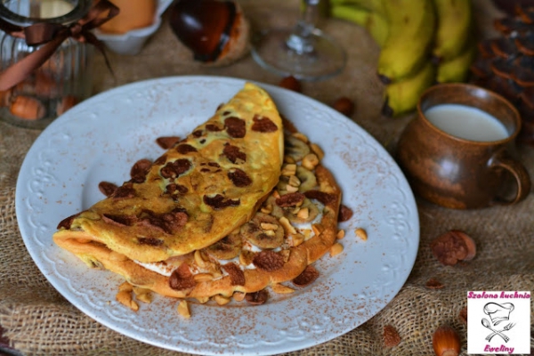 Łaciaty omlet z karmelizowanymi bananami i chrupiącymi płatkami
