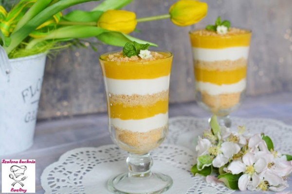 Jogurtowy deser z mango i kruchym ciasteczkiem