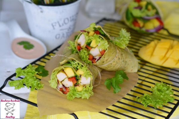 Tortilla z indykiem, warzywami i mango