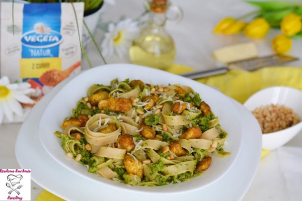 Makaron tagliatelle z kurczakiem i pesto z rukoli