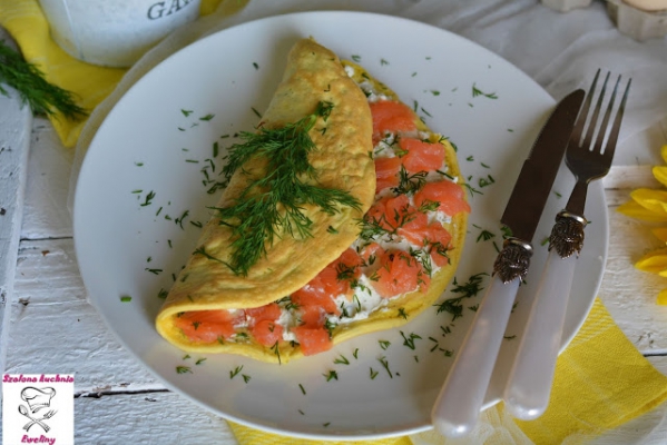 Omlet z serkiem i wędzonym łososiem