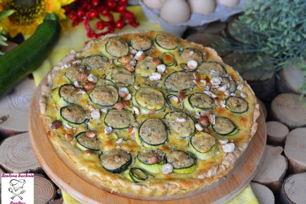 Quiche z jaglanymi pulpecikami owiniętymi cukinią i orzechami