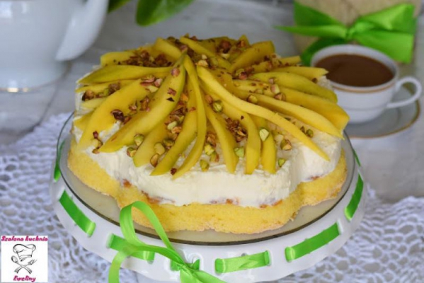 Śmietanowy torcik z mango i chrupiącymi pistacjami