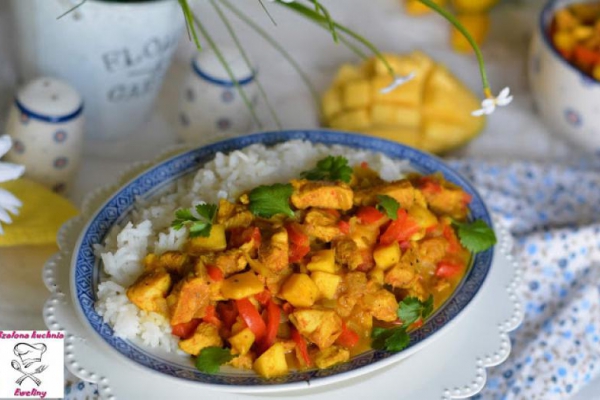 Kurczak po tajsku z mango i paprykami