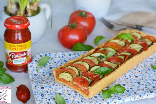 Tarta z mocno pomidorowym nadzieniem, cukinią i ziołową nutą