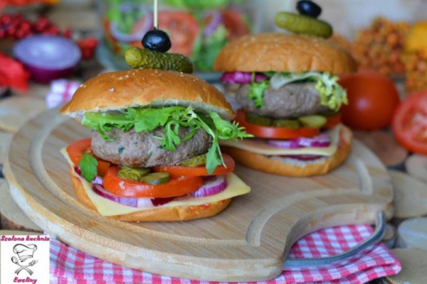 Soczysty hamburger z cytrynową nutą