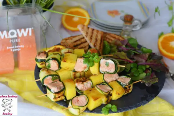 Grillowane szaszłyki z  cytrusowym łososiem w towarzystwie chrupiącej cukinii i słodkiego ananasa