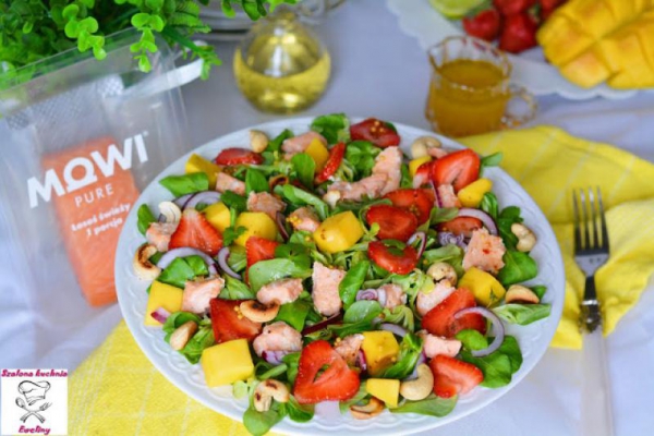 Sałatka z ostrym łososiem, truskawkami, mango i cytrusowym dressingiem