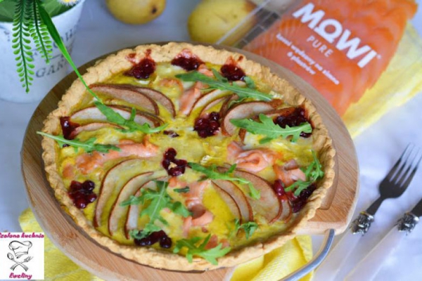 Quiche z wędzonym łososiem, serem pleśniowym i owocową nutą