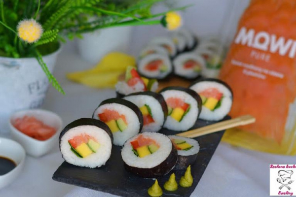 Sushi z wędzonym łososiem, mango i warzywami