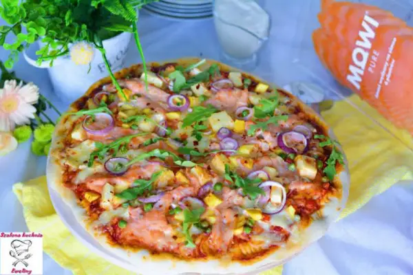 Pizza z łososiem w towarzystwie egzotycznych owoców