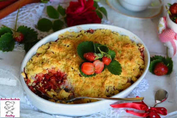 Crumble z rabarbarem i truskawkami