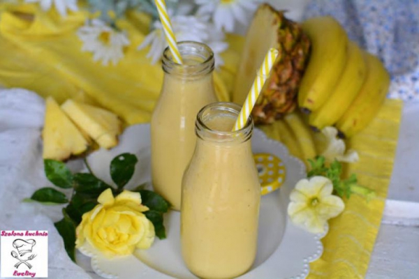Koktajl ananasowy z bananem i nutą pomarańczy