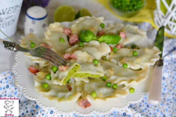 Pierogi z zielonym groszkiem i ziołami