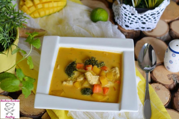 Ostra zupa z kurczakiem i mango