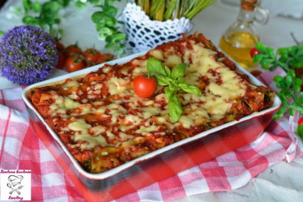 Szpinakowe cannelloni z kurczakiem w sosie pomidorowym