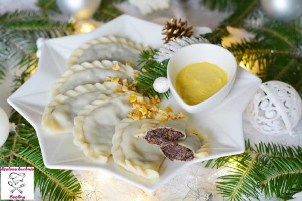 Pierogi z makiem, bakaliami i sosem waniliowym