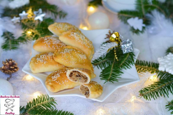 Pieczone pierożki z kapustą i grzybami
