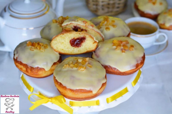 Pączki z konfiturą różaną i białą czekoladą