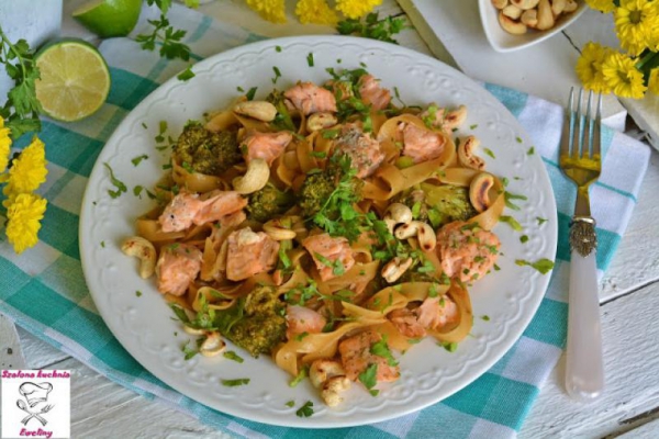 Tagliatelle z łososiem w azjatyckich smakach