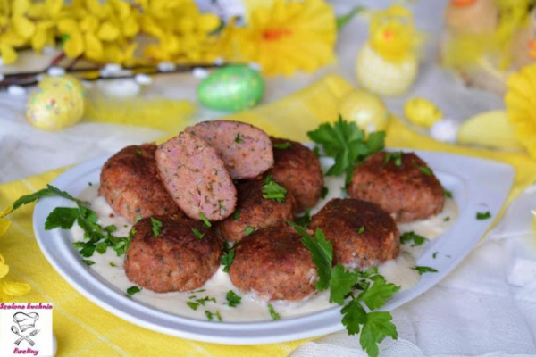 Kotleciki z białej kiełbasy w aromatycznym sosie chrzanowym