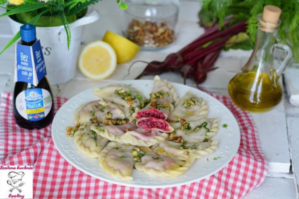 Pierogi z botwinką i koperkowo-orzechowym masełkiem