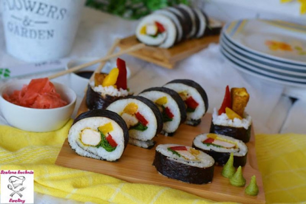 Sushi z kurczakiem, papryką i szpinakiem