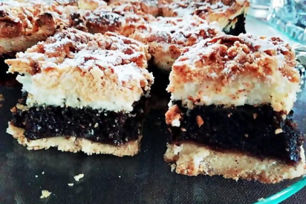 Pyszny makowiec z bezą i kruszonką