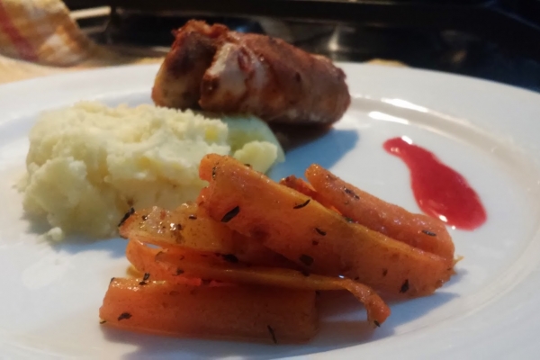 #1 Kurczak w szynce szwarcwaldzkiej, ziołowe frytki, puree i sos malinowy