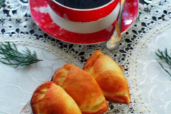 PIEROGI DROŻDŻOWE PIECZONE Z KAPUSTA I GRZYBAMI