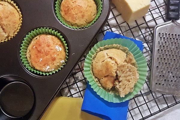 Wytrawne muffinki z chedarem i zielonym pieprzem
