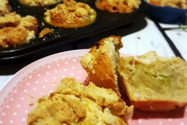 Maślane muffinki z rabarbarem i kruszonką