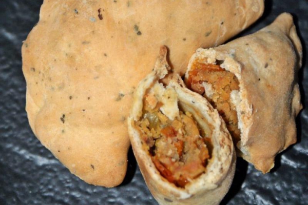 Pieczone pierożki z bobem i suszonymi pomidorami