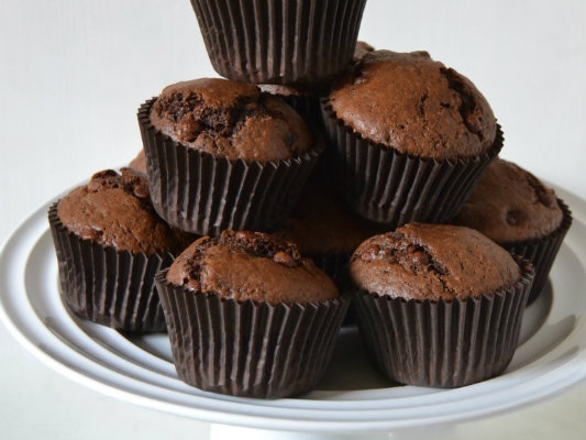 Muffiny podwójnie czekoladowe z suszonymi wiśniami i śliwkami...