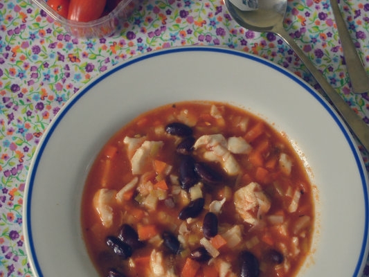 Pomidorowa zupa rybna z czerwoną fasolką...