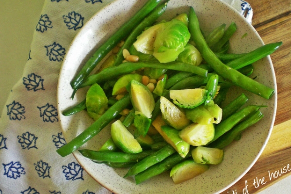 Stir-fry z brukselki, czyli co jadają bohaterowie książek?