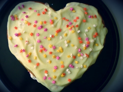 Tort-serce na 4 urodziny Samiry. Z białą czekoladą, malinami i bitą śmietaną...