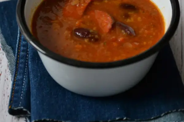 Super szybka i prosta zupa pomidorowa z chorizo i fasolą...