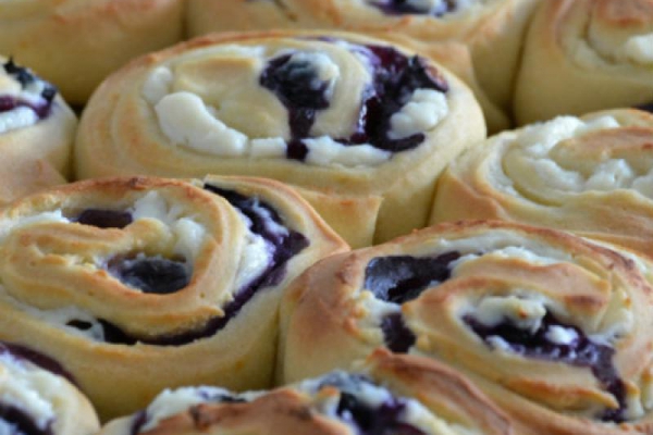 Drożdżówki z serkiem ricotta i borówkami...